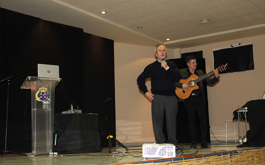 Uno de los homenajeados se arrancó con jotas. / B. Severino