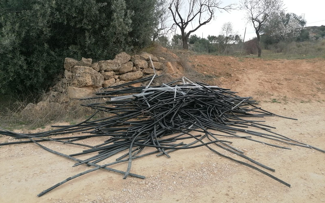 Cable telefónico sustraído y cortado a trozos, hallado en una finca de Lledó./ L.C.