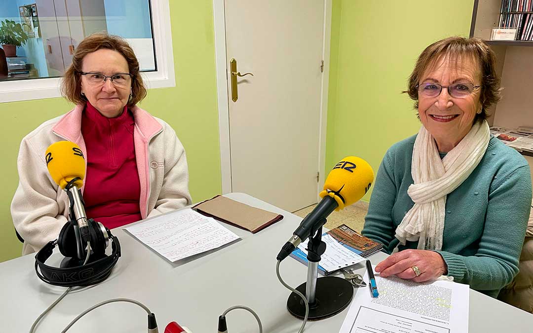 Celia Franco y Rosamari Cester en Radio Caspe./ S.F.