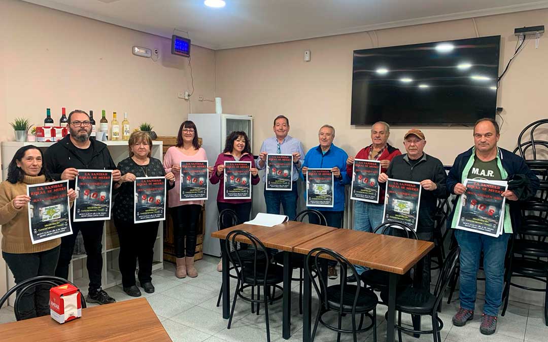 Integrantes del Movimiento de Acción Rural con el cartel de la convocatoria./MAR