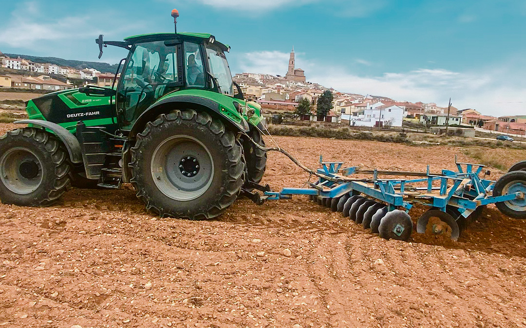 La agricultora Marta Bles, de Alloza, en su tractor./ La COMARCA