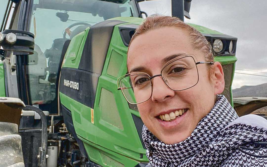 Marta Blesa es agricultora de olivas, almendras y cereal en Alloza./ L.C