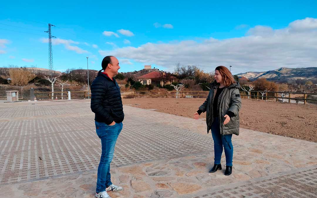 La alcaldesa, María Ariño, y el teniente de Alcalde, Marcos Perdiguer, en el área de autocaravanas./Ayuntamiento de Mas de las Matas