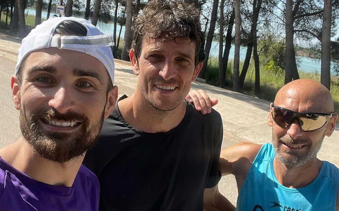 Mikel García, en la estanca, con Alberto Sábado y Chema durante la preparación de Sevilla. / MG.E.