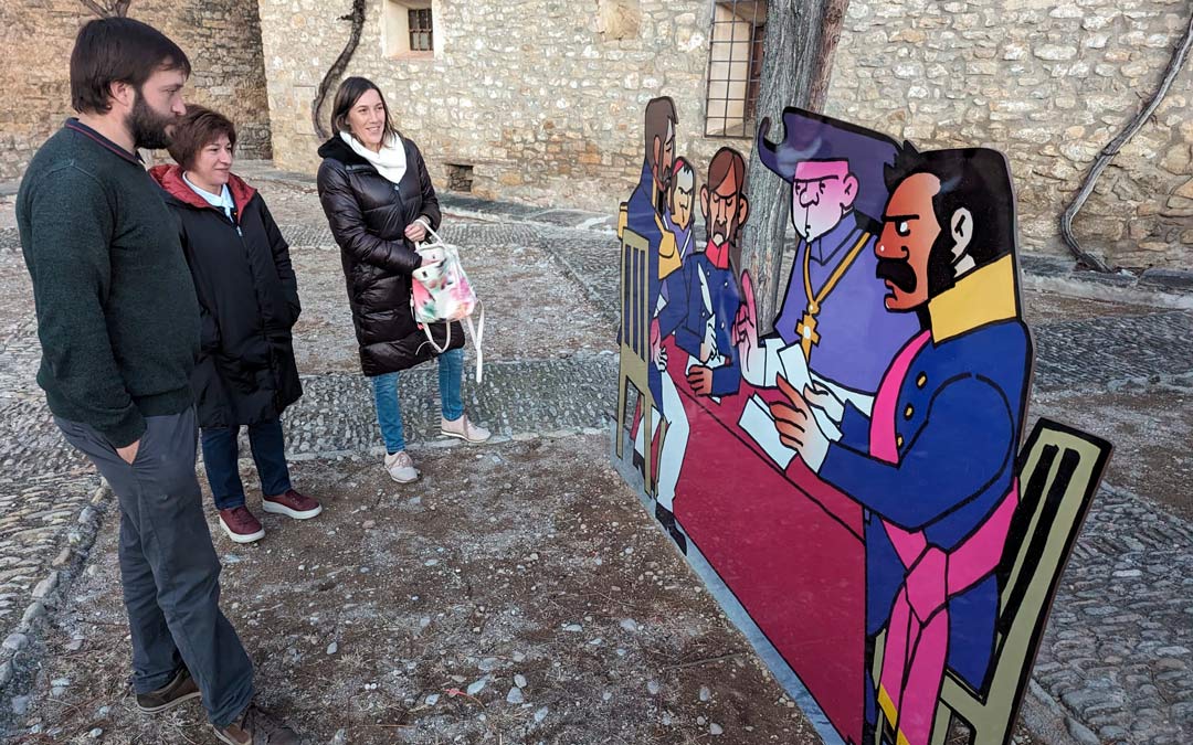 Los consejeros de turismo y patrimonio, Marta Monforte y Roberto Rabaza, junto a la técnico de patrimonio, Sonia Sánchez, en Mirambel. /Comarca Maestrazgo