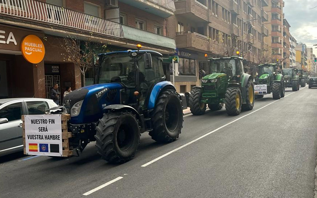 Imagen de febrero de 2024 con decenas de tractores a su paso por la avenida Aragón de Alcañiz a mediodía./ Laura Castel