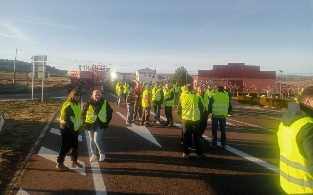 Corte de tráfico en la mañana de este miércoles en Muniesa./ L.C.