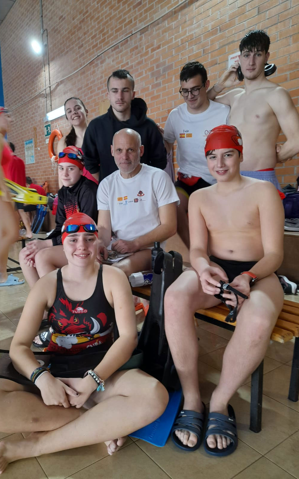 Los nadadores del CNBA junto a su entrenador./CNBA