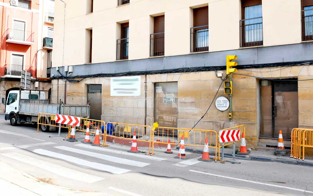 Obras para solucionar la avería que mantiene cortado un carril de la circulación a la altura del número 1 del Muro de Santiago desde el 19 de octubre / Ayto. Alcañiz