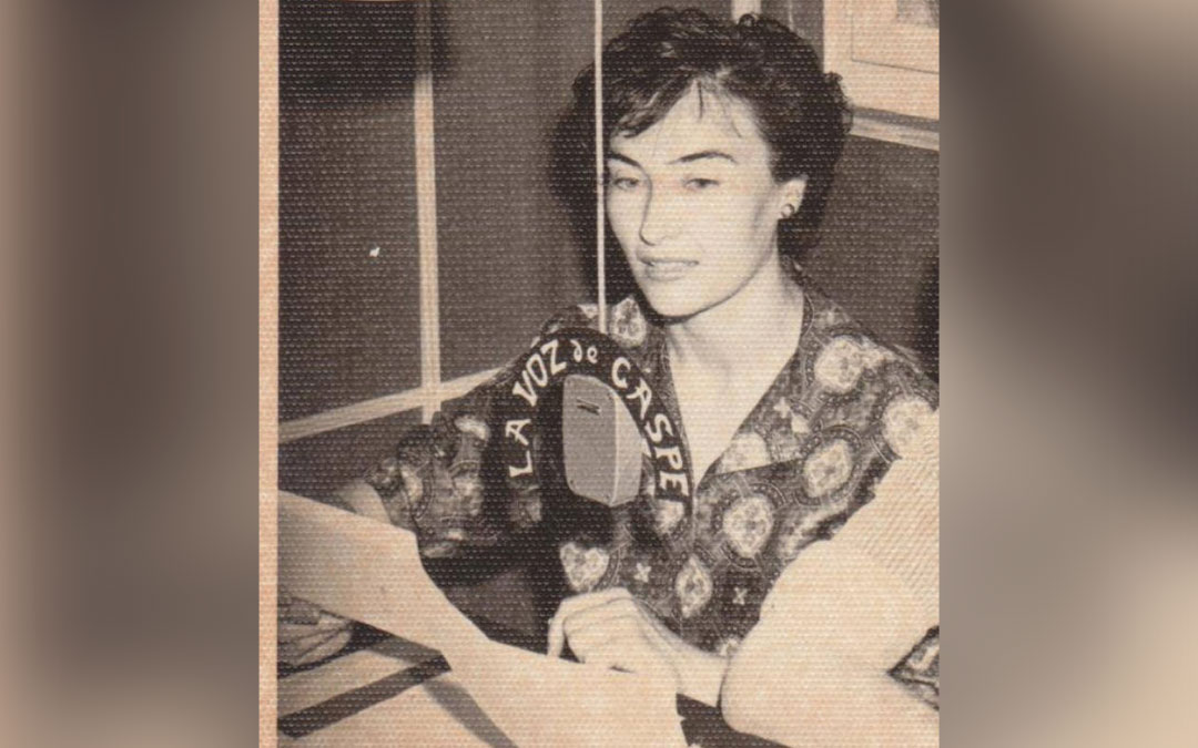 Pilar Callao en la emisora Radio Caspe./ Asociación Amigos del Castillo del Compromiso de Caspe