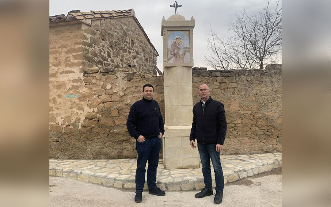 El alcalde, Miguel Ángel Estevan; y el concejal de Patrimonio Cultural, Carlos Andreu; este martes en el pilón./ Ayuntamiento de Alcañiz
