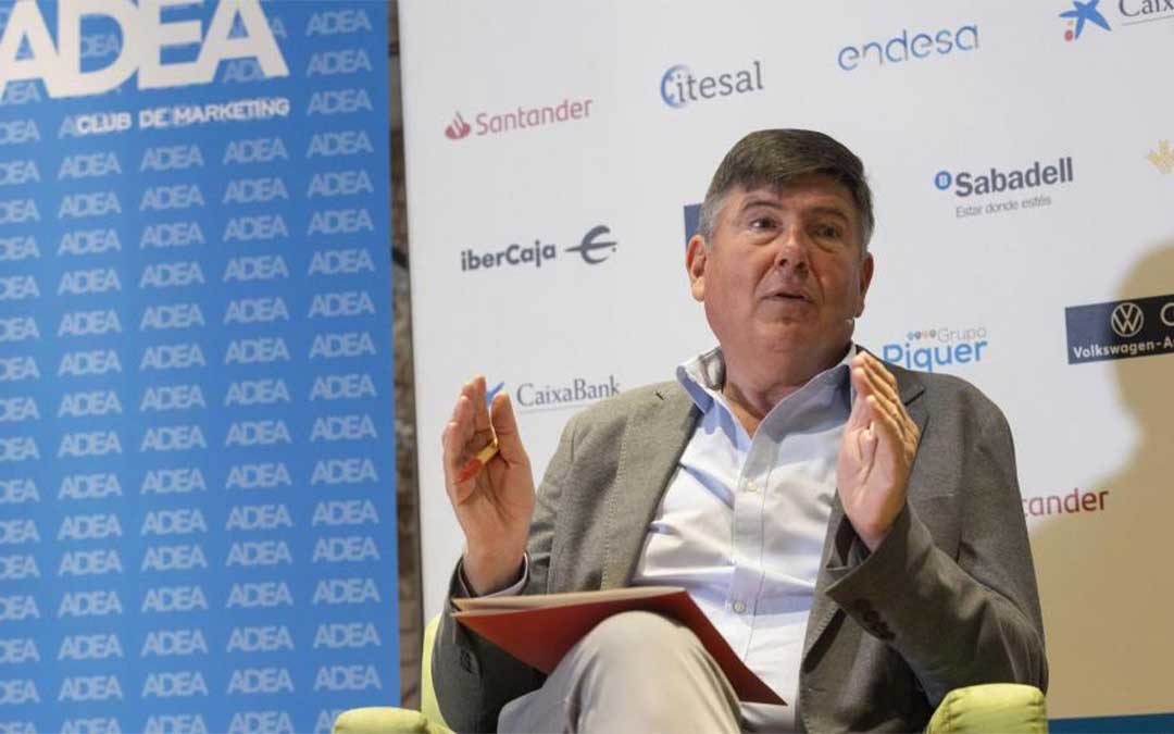 El exministro Manuel Pimentel, durante su intervención en el Foro ADEA, en Zaragoza. / Heraldo de Aragón- José Miguel Marco