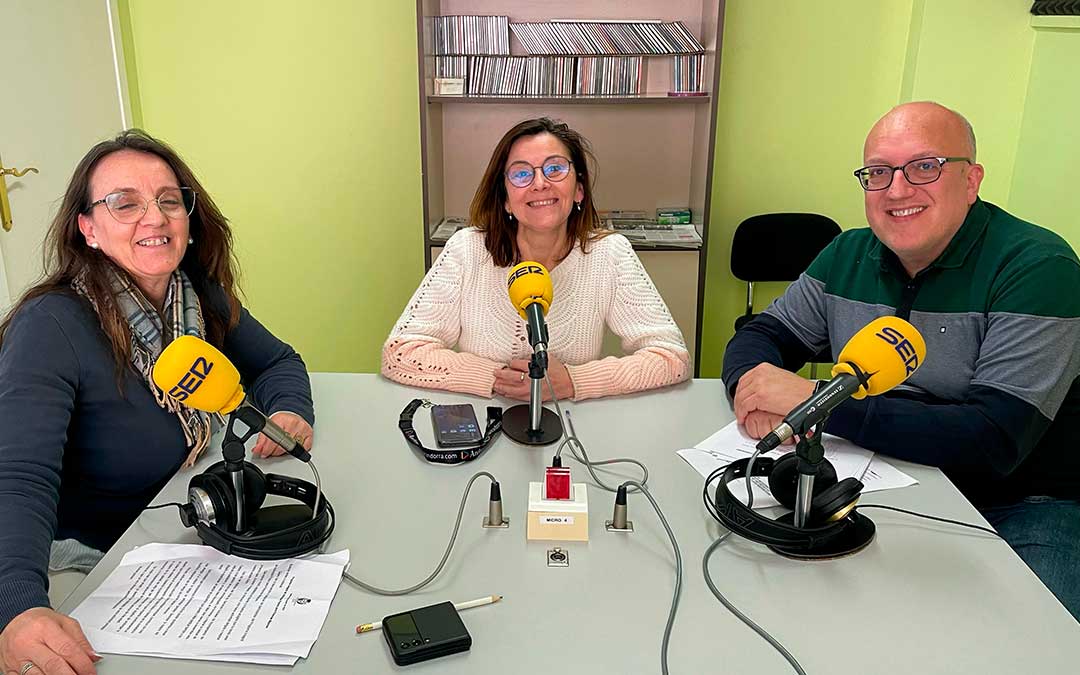 Ana Jarque, José MIguel Albiac, Encarna Romero en Radio Caspe./ S.F.