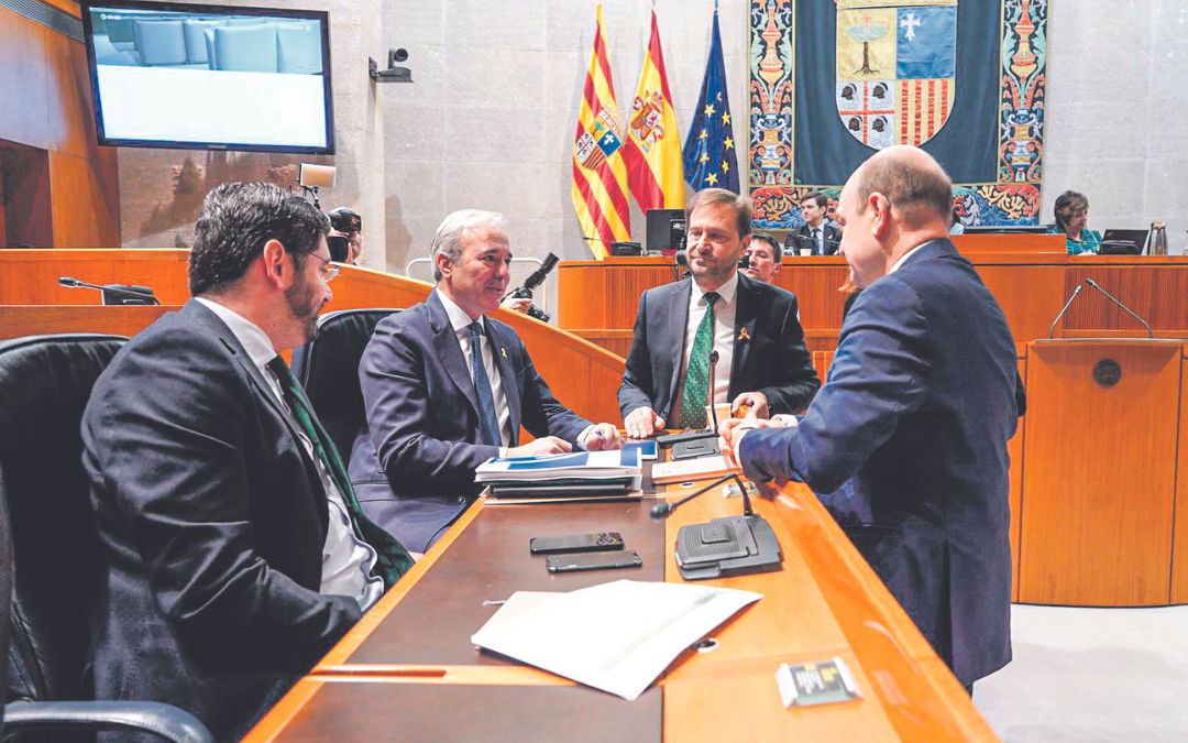 Jorge Azcón (PP) y el vicepresidente Nolasco (Vox) conversando este jueves con diputados de sus partidos./ DGA.