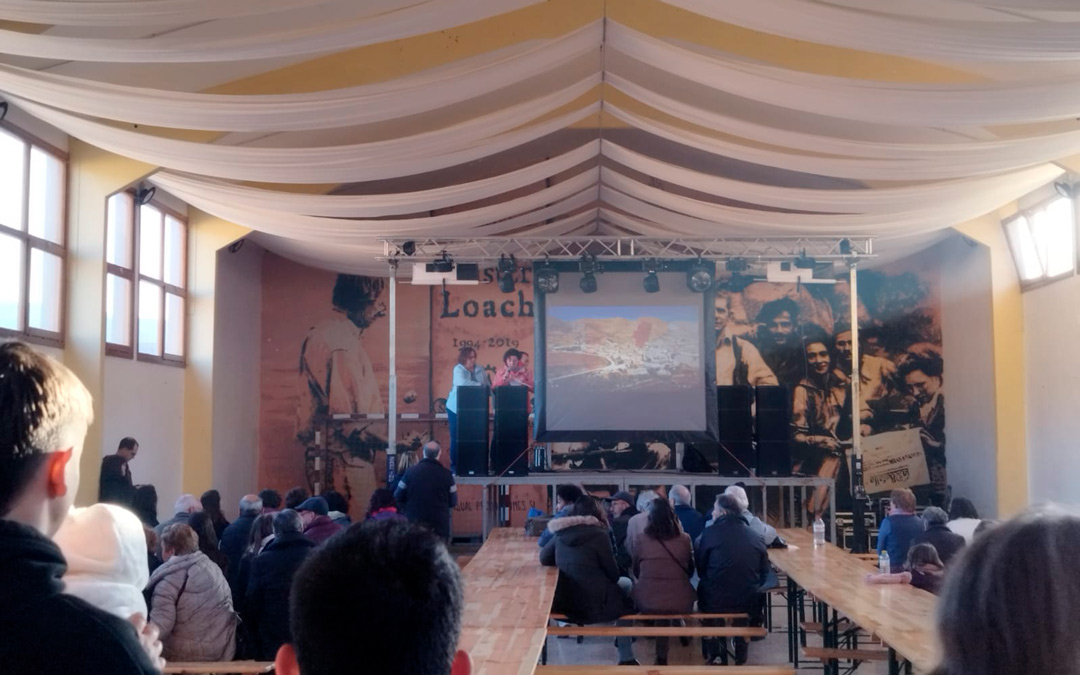 En el pabellón, delante del mural dedicado a Ken Loach, algunos de los protagonistas presentaron el documental. /L.C.
