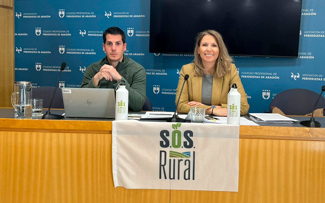 La portavoz de SOS Rural en Aragón, Natalia Corbalán, y el secretario general, Javier Poza; durante la presentación este lunes en Zaragoza./ SOS Rural