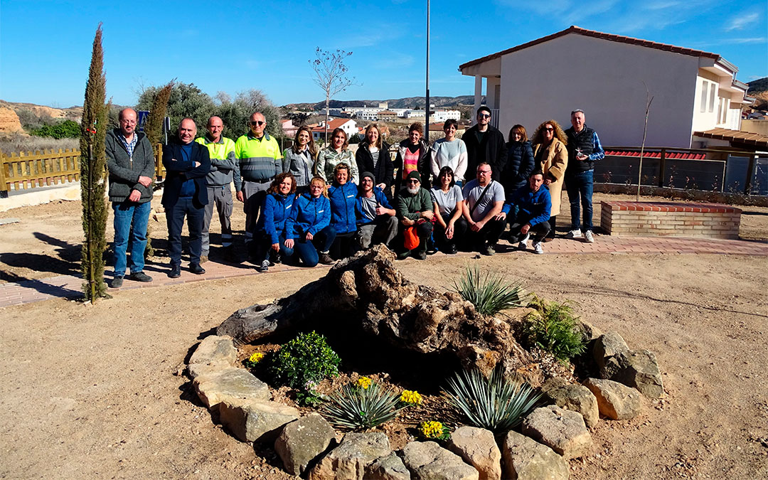 Foto grupal de alumnos-trabajadores, docentes y autoridades en el nuevo espacio verde./ Ayuntamiento de Alcorisa