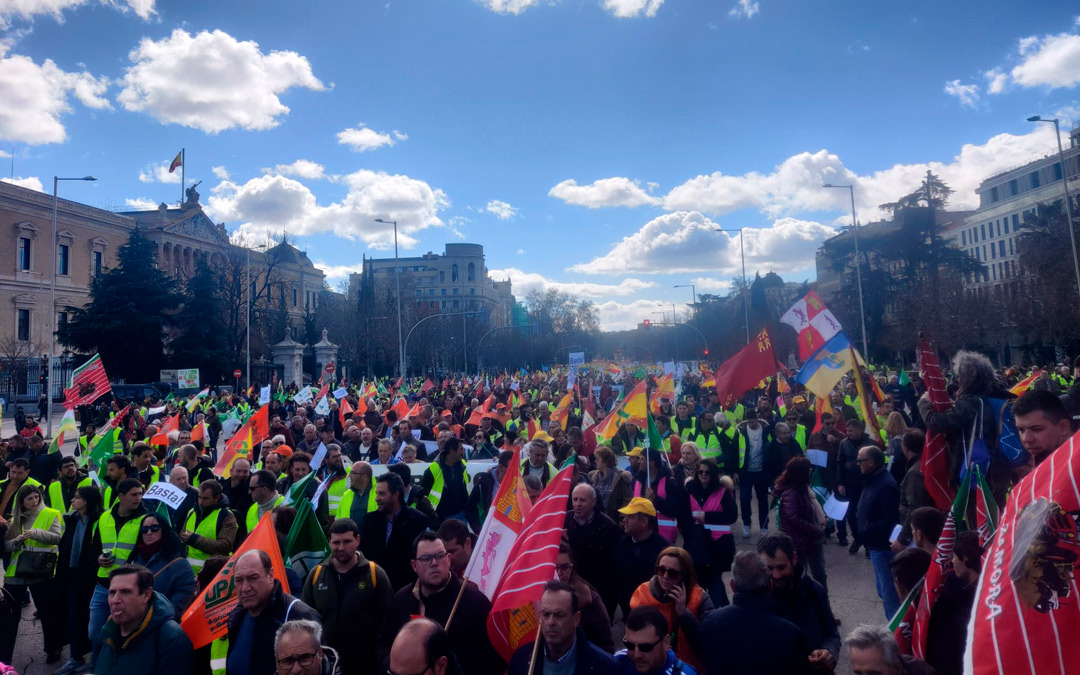 En torno a 1.000 agricultores y ganaderos aragoneses han participado en la protesta./ UAGA Alcañiz