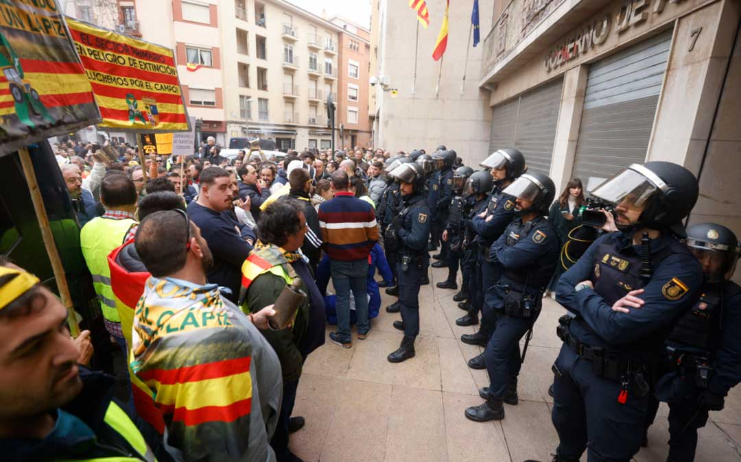 Los antidisturbios han tenido que evitar que los agricultores accedieran al edificio./ HERALDO- OLIVER DUCH