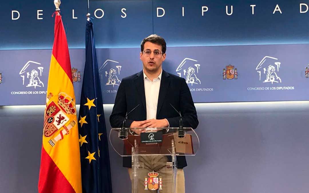 El diputado de Sumar por Zaragoza, Jorge Pueyo, este viernes en la sala de prensa del Congreso / CHA