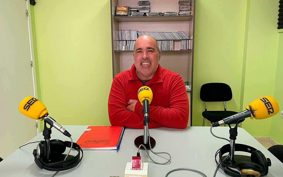 Rafael Guardia en Radio Caspe./ S.F.