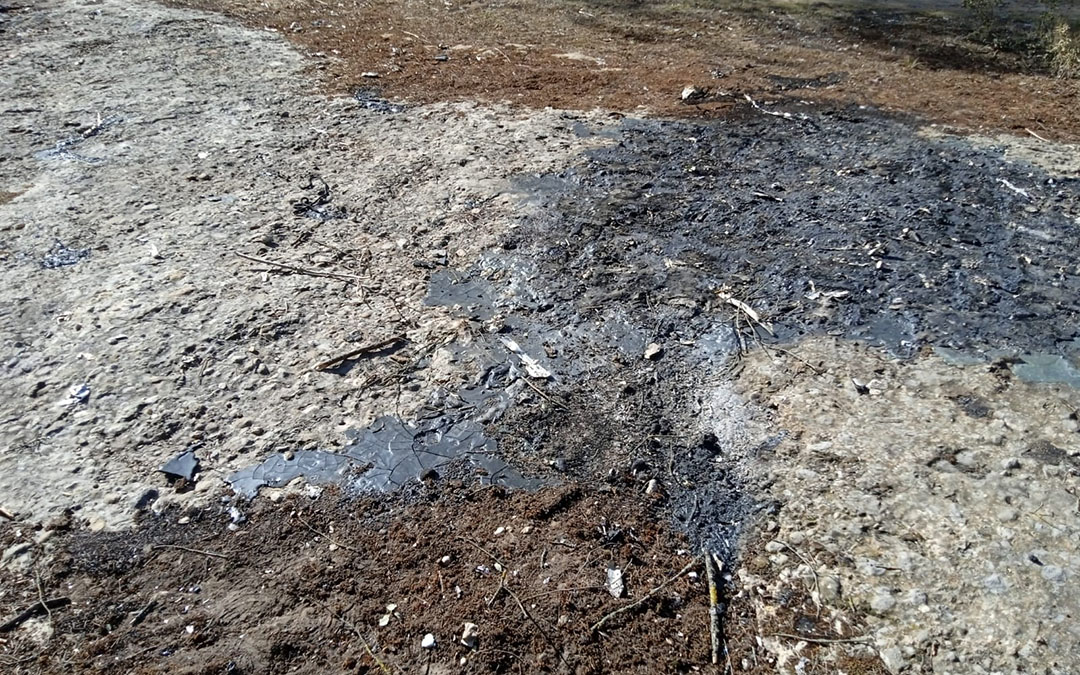 Las hogueras dejan además plásticos derretidos y diferentes agentes contaminantes./ L.C.