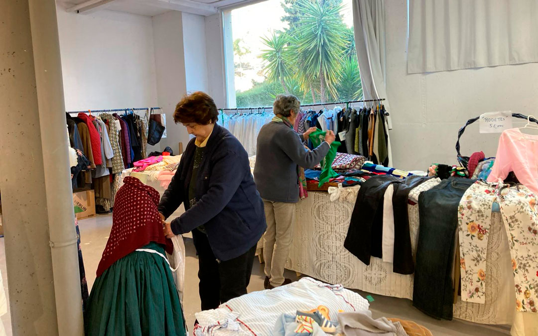 Dos de las voluntarias Manos Unidas preparando el rastrillo del domingo. /Manos Unidas