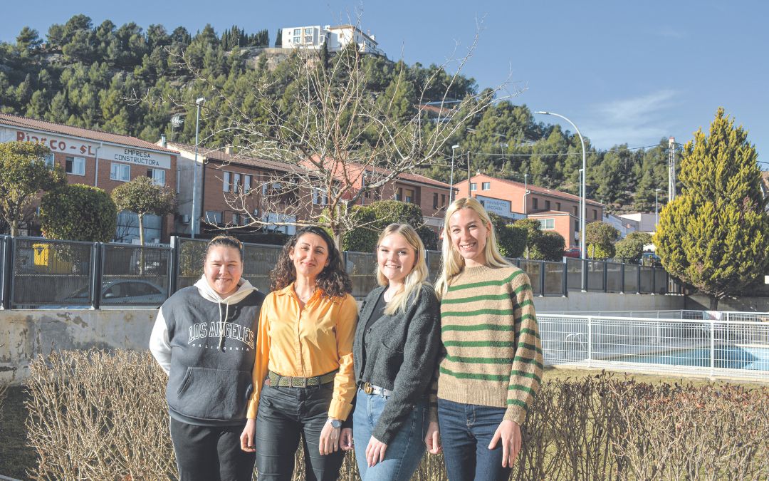 Las refugiadas ucranianas Valeria Hchkasova y Yana Starovierova ayer junto a las coordinadoras del proyecto Kinga Krzysztofek (en el centro y de negro) y Viktoria Khmelnytska (también refugiada, de amarillo) en el exterior de los pisos donde viven en Andorra./ C.O.