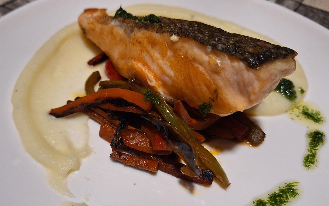 Salmón con crema de patata, verduritas con soja y AOVE de eneldo./ L.C.