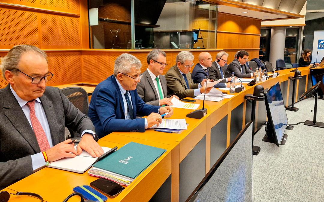 Ángel Samper junto a otros consejeros en la reunión celebrada este miércoles en Bruselas./ DGA
