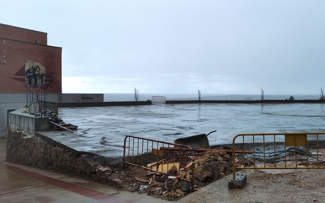 Imagen de los trabajos la tarde del lunes, en medio de un inusual e intenso episodio de lluvia. / B. Severino