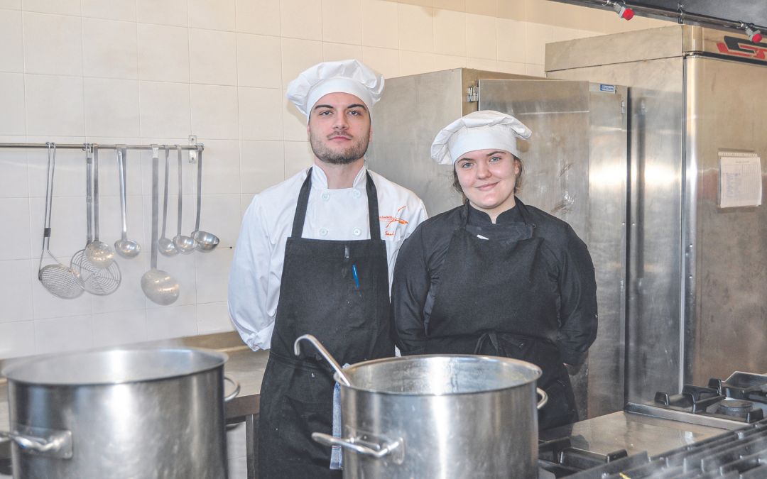 Saúl Gil y Sara Correa en la cocina de las instalaciones de los grados de Hostelería del IES Matarraña de Valderrobres./ J.L.