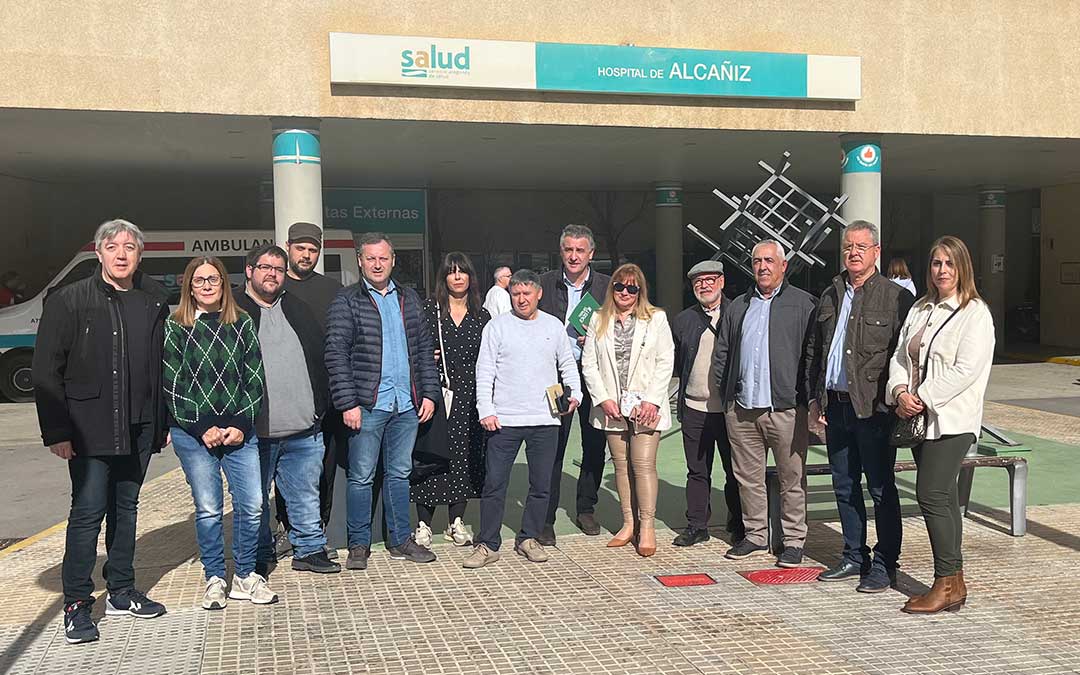 El diputado autonómico Joaquín Moreno junto a cargos provinciales, comarcales, provinciales y alcaldes de Teruel Existe, este miércoles, a las puertas del Hospital de Alcañiz / L. Castel