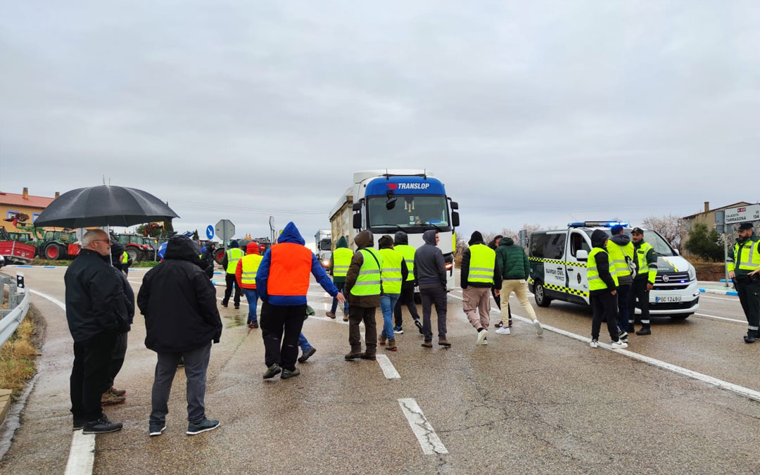 Los agricultores bloquean la N-232 a la altura de las Ventas de Valdealgorfa./ A.G.