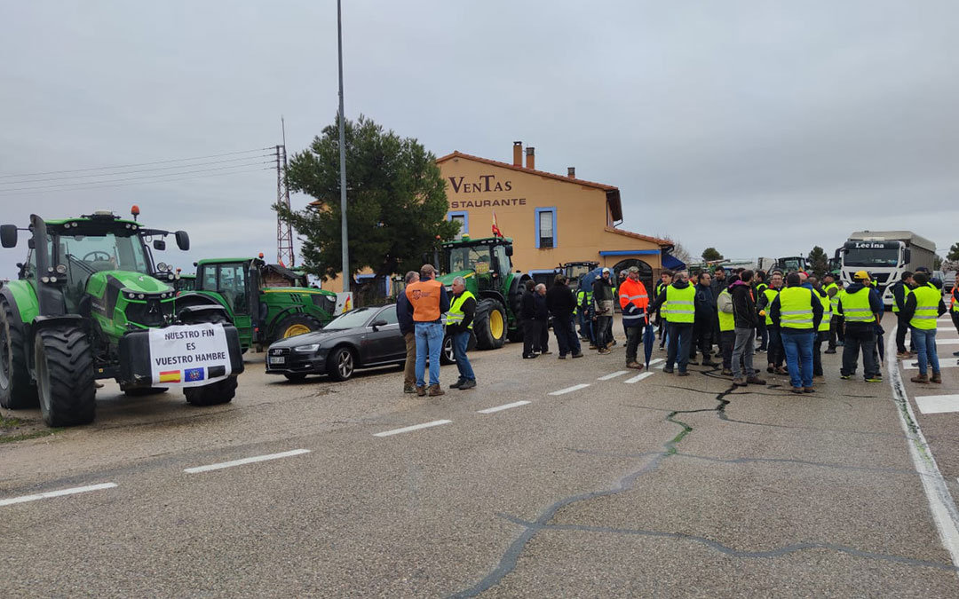 Concentración de tractores en las Ventas de Valdealgorfa, con cortes intermitentes de la Nacional 232./A.G.