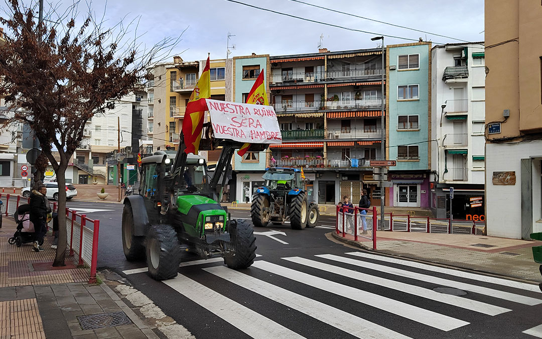 Agricultores circulando por la avenida Aragón de Alcañiz./ Andrés Giner