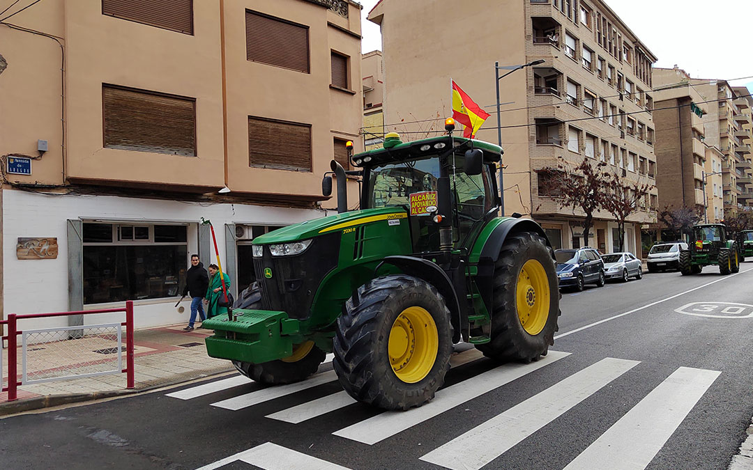La tractorada ha entrado al centro de Alcañiz este viernes./ Andrés Giner