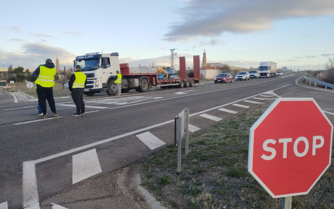 Larga hilera de coches esta mañana en Muniesa./ L.C.