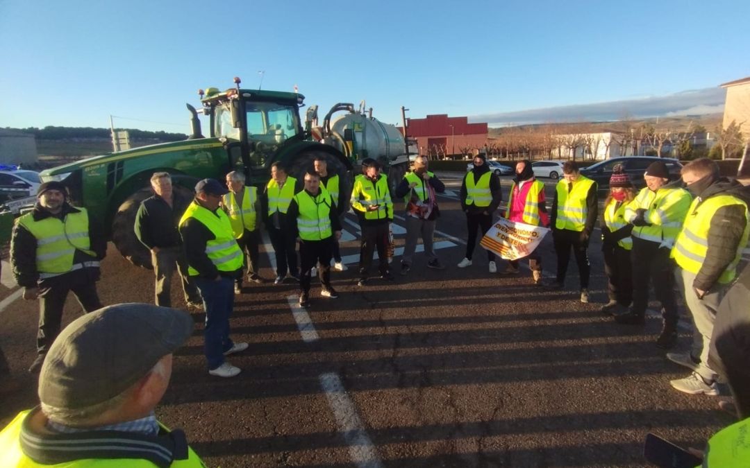 En Cuencas Mineras los agricultores se han concentrado desde primera hora de la mañana en Muniesa./ L.C.