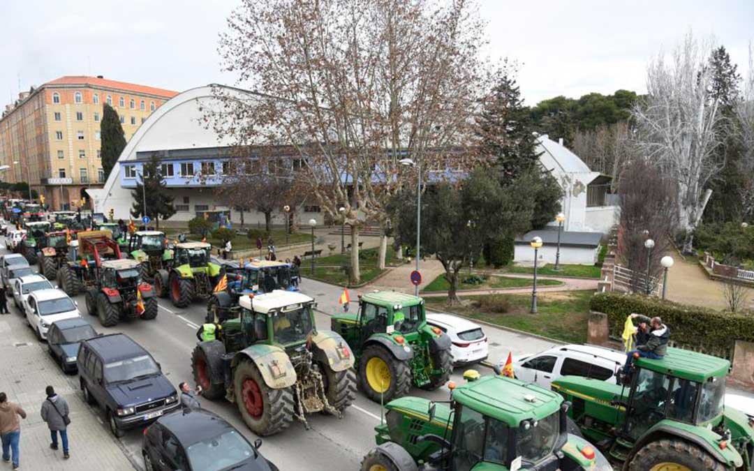 Los tractores dirigiéndose hacia la plaza Cervantes por la avenida Juan XXIII, en Huesca./ Javier Navarro-Heraldo