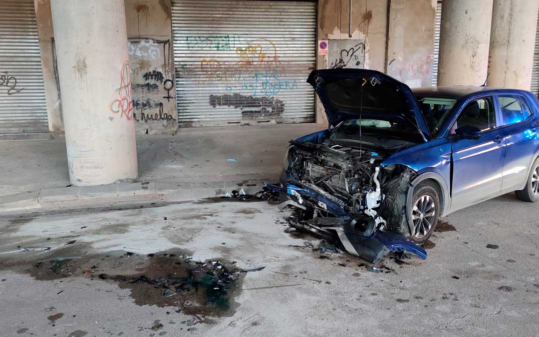 Así ha quedado uno de los dos turismos accidentados este sábado. / L.C.
