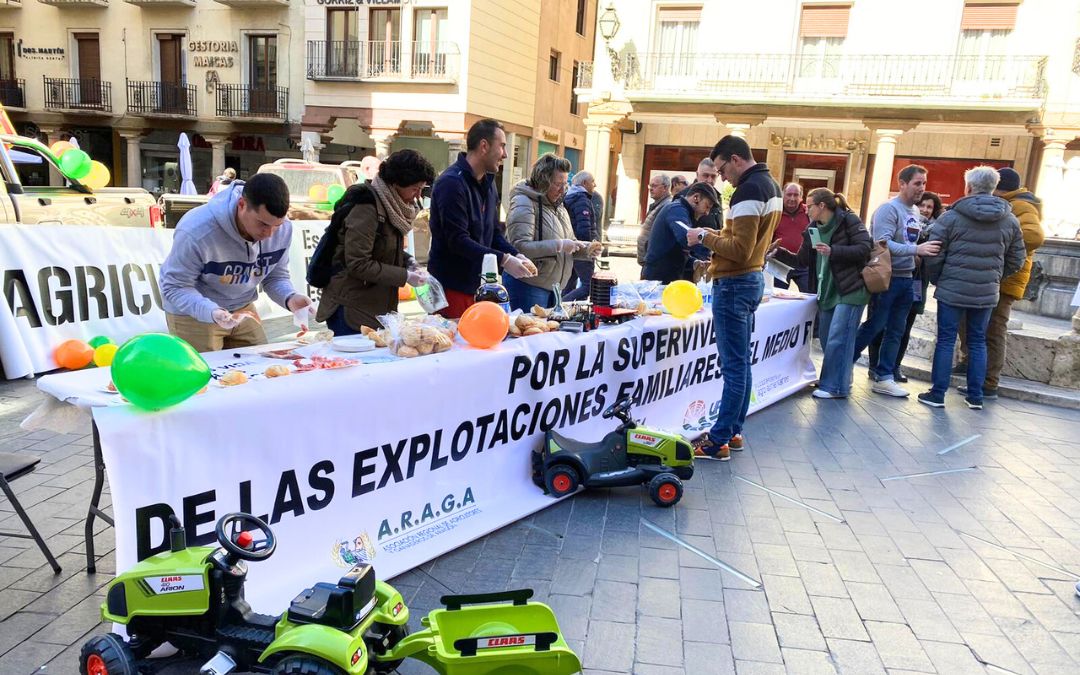 Mesa informativa de UAGA, ARAGA y UPA este jueves en la plaza del Torico de Teruel./ UAGA.