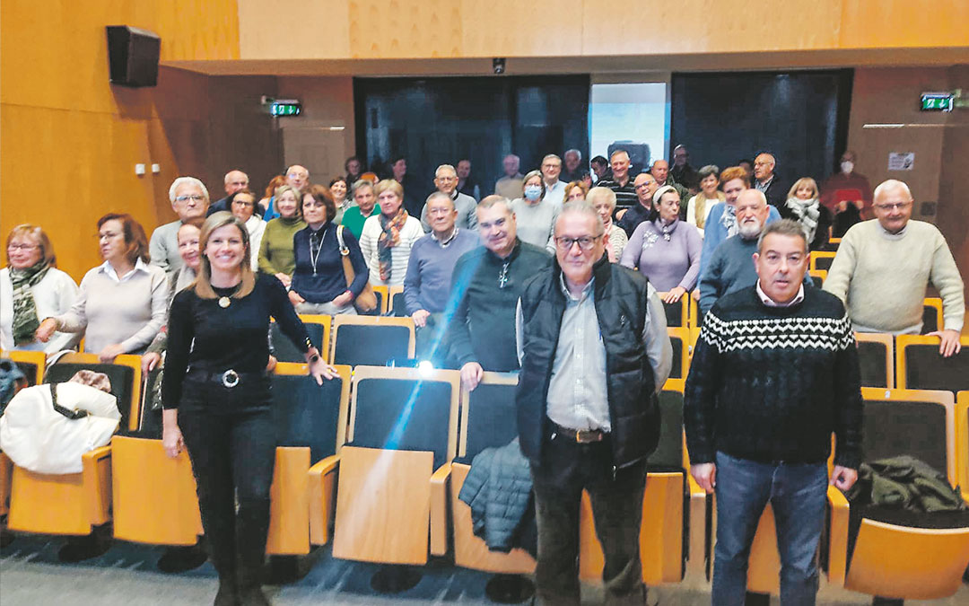 Imagen de los alumnos de la Universidad de la Experiencia, con Eva Defior, responsable de la asignatura./ L.C.