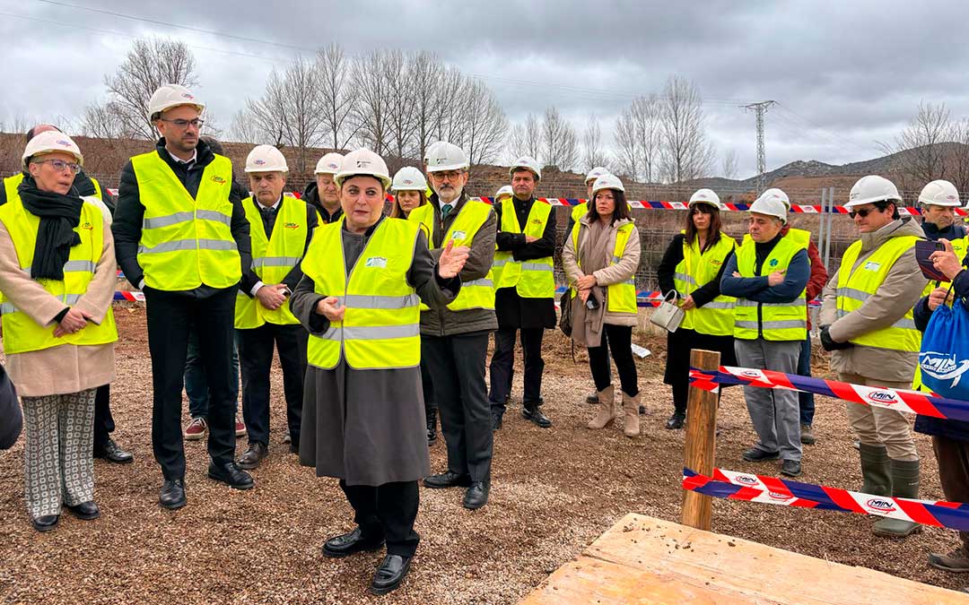Mercedes Gallizo, presidenta de SIEPSE, en las obras del acuartelamiento de Utrillas. / Delegación del Gobierno