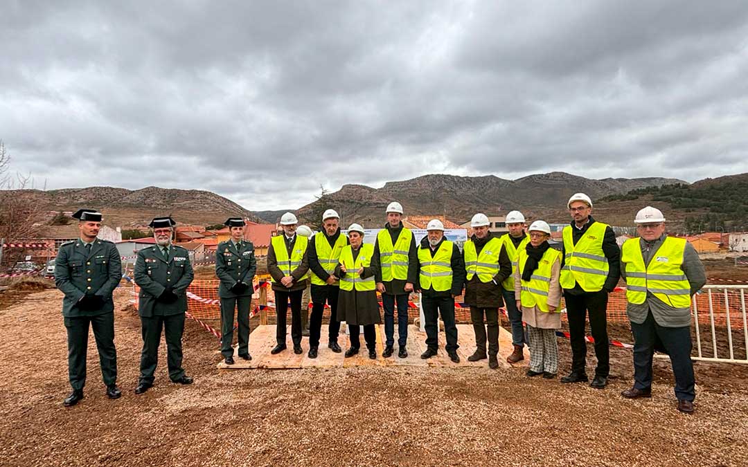 Foto de familia en la visita a los terrenos del futuro cuartel de la Guardia Civil de Utrillas. / Delegación del gobierno