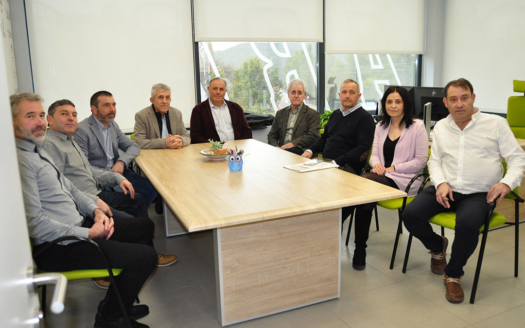 El consejero se ha reunido con los responsables de Grupo Arcoiris en la sede central de Valderrobres./ J.L.