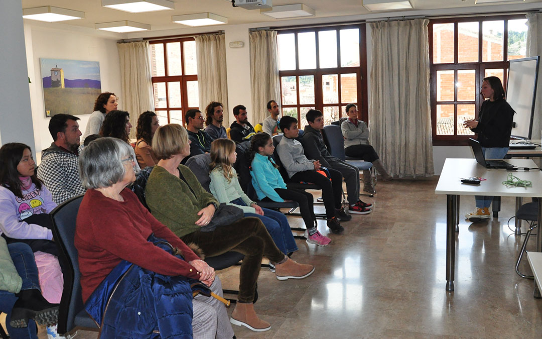 La primera de las actividades de '¿Conectamos?' ha tenido lugar con una charla de la atleta Marina Albesa./ J.L.