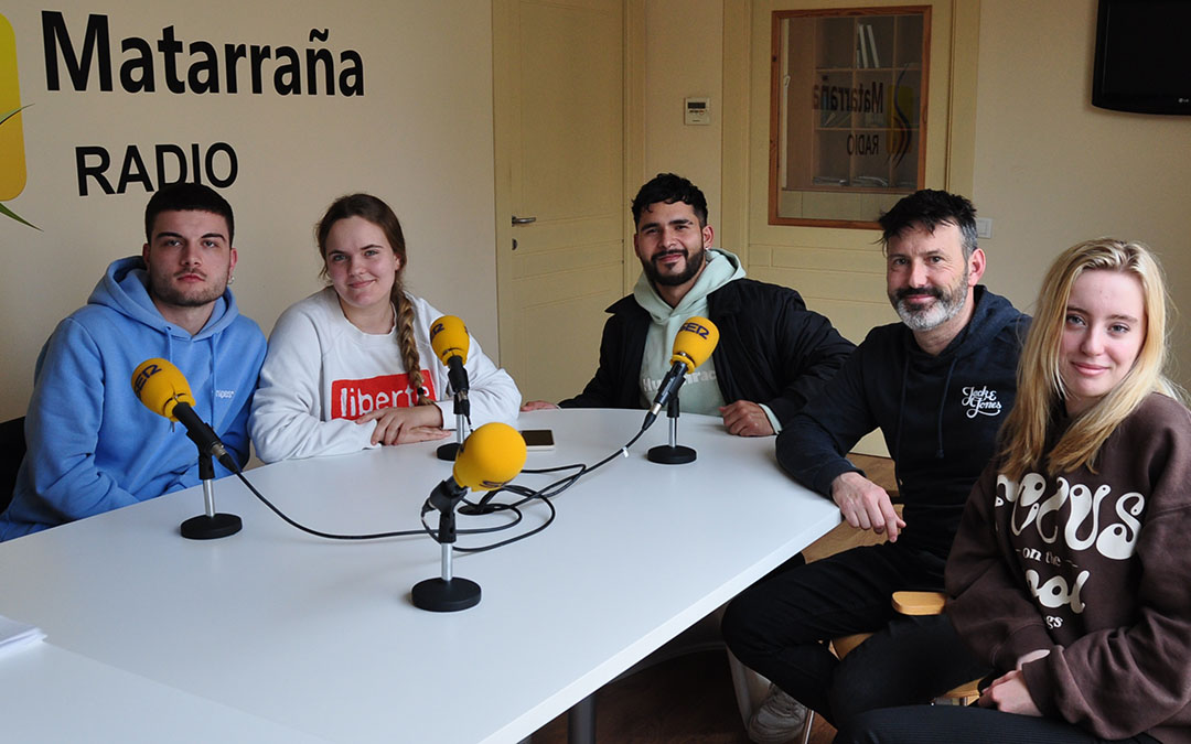Alumnos de Hostelería del IES Matarraña. A la izquierda Gil y Correa./ J.L.