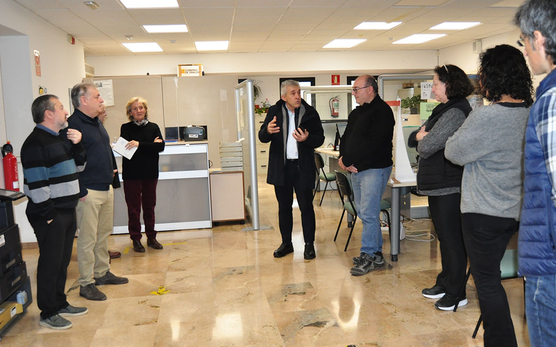 El consejero Samper se ha reunido con los técnicos de la OCA de Valderrobres y con el presidente de la comarca del Matarraña./ J.L.