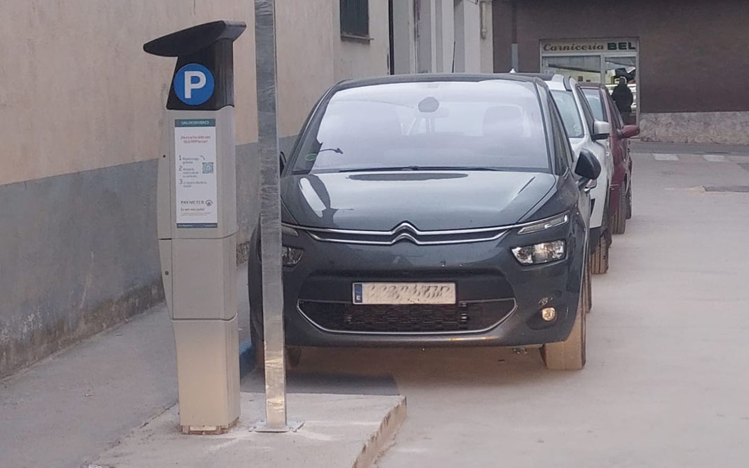 Los parquímetros y los carteles que advierten del estacionamiento regulado fueron instalados hace 2 meses./ J.L.